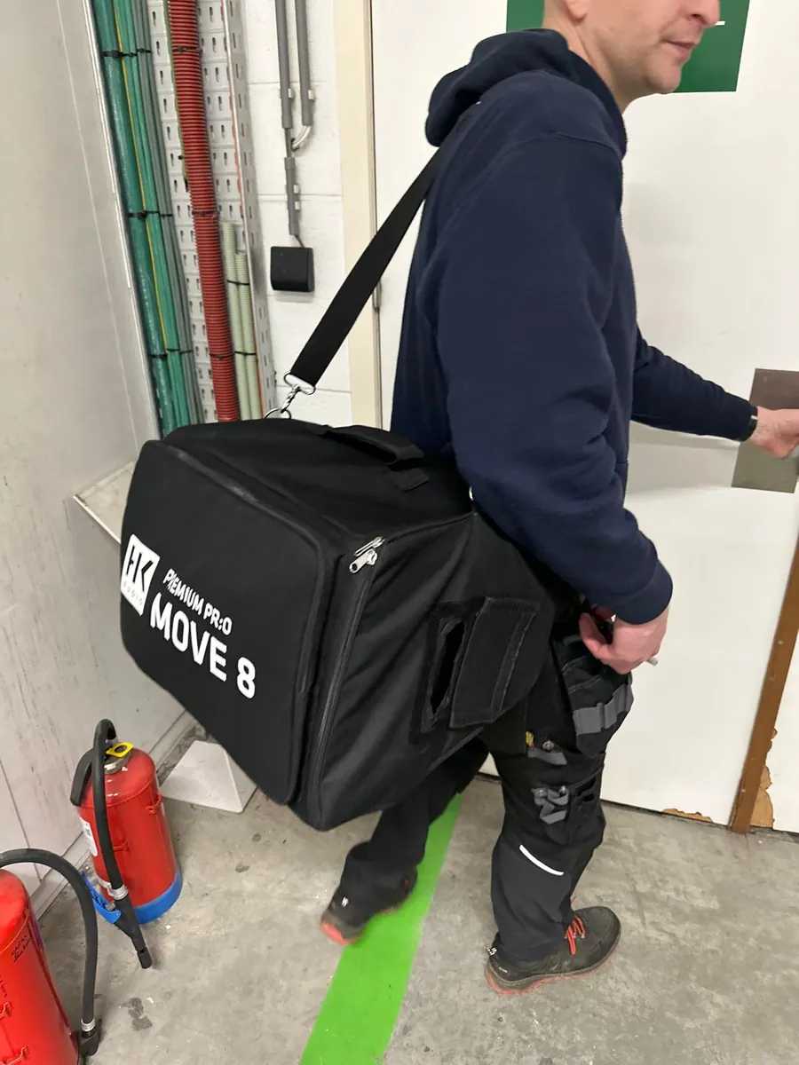 Een mobiele geluidsinstallatie klaarzetten voor een meeting