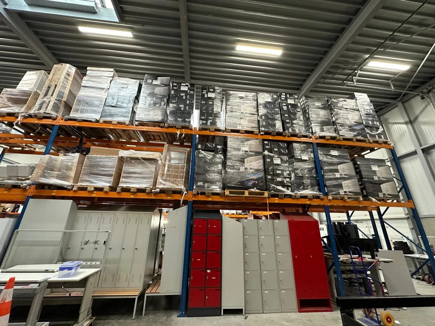 Opslagrekken met pallets, kasten en lockers