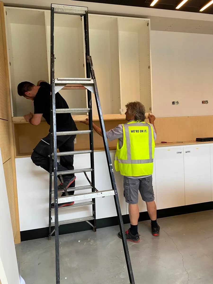 Kasten monteren met de ladder