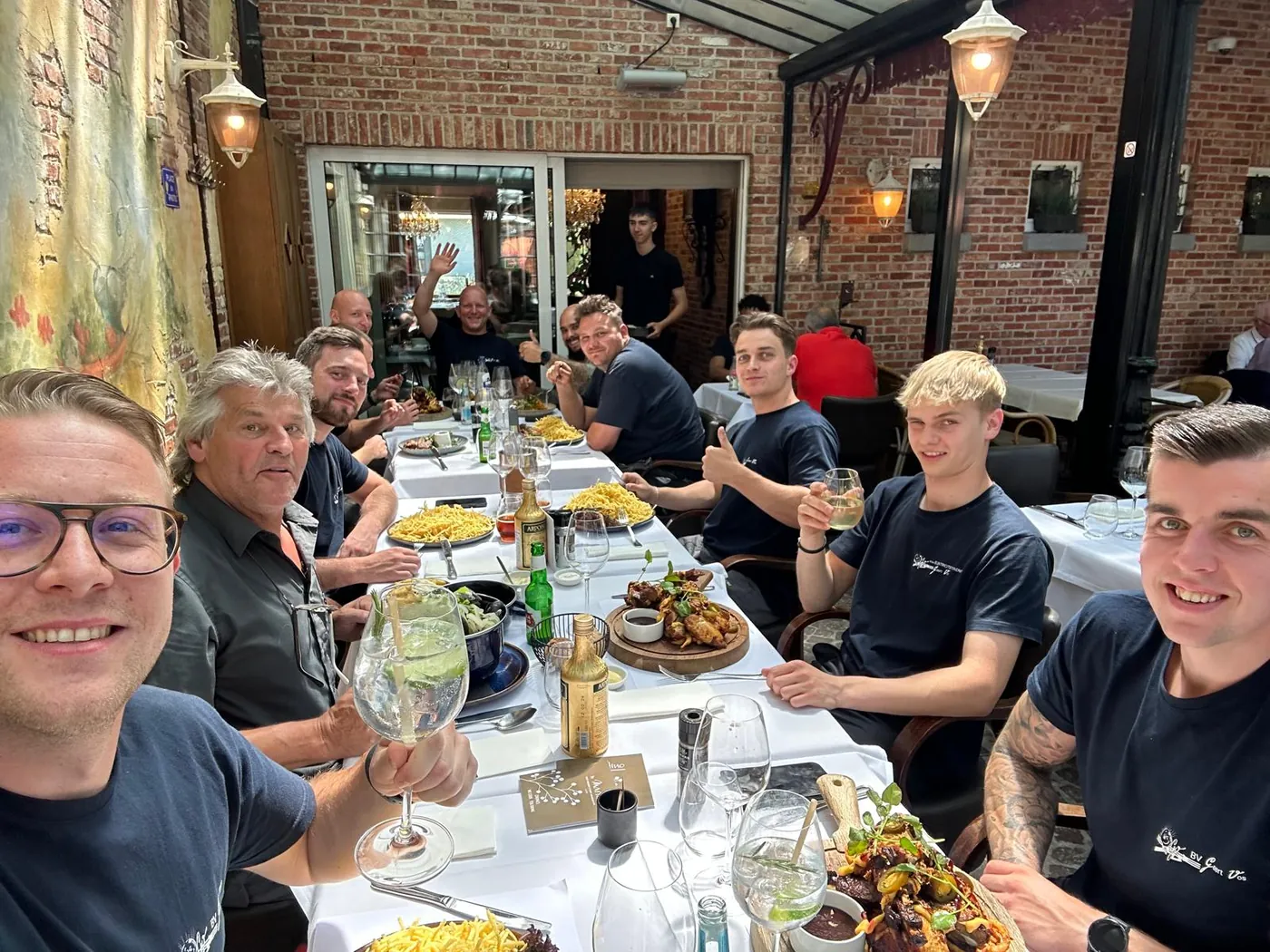 Het team van Geert Vos samen aan tafel