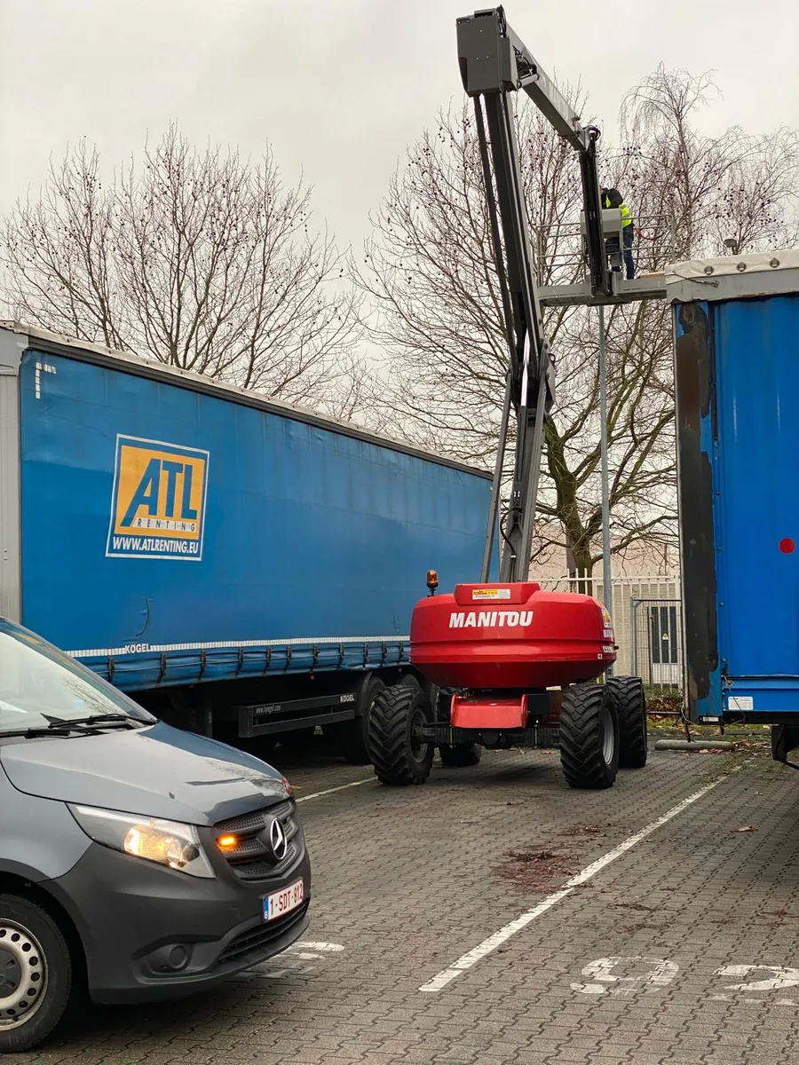 Straatverlichting vervangen met de hoogwerker