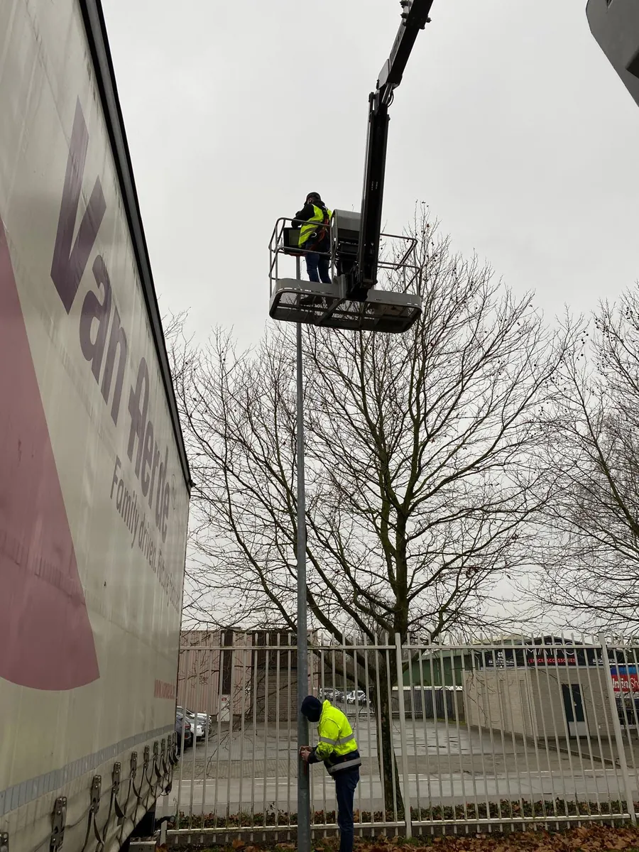 Straatlamp vervangen met de hoogwerker