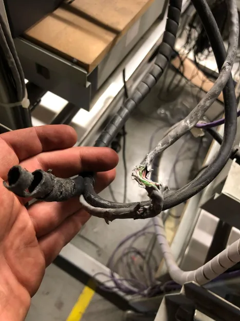 Uitgebrande kabel na slecht kabelmanagement