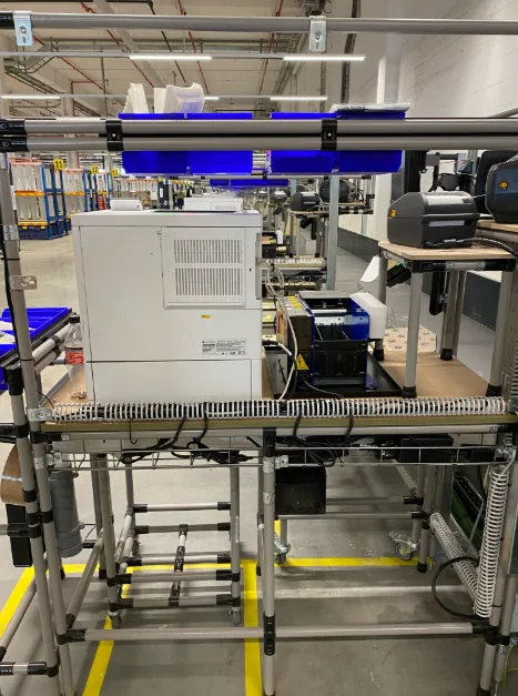 Na: werkstation met opgeruimde bekabeling