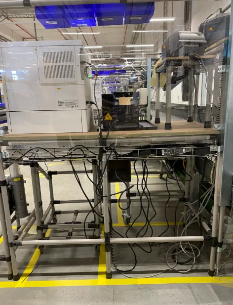Voor: kabels los onder een werkstation